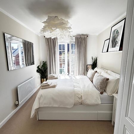 Delux Room With Private Parking, Sleeps 2, Perfect For Cotswold Getaway, Easy A419 Access Blunsdon Extérieur photo